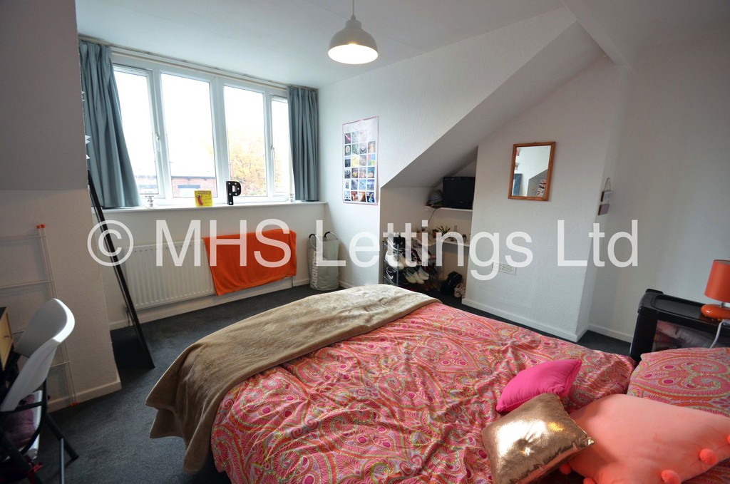 Photo of 4 Bedroom Mid Terraced House in 3 Newport Gardens, Leeds, LS6 3DA