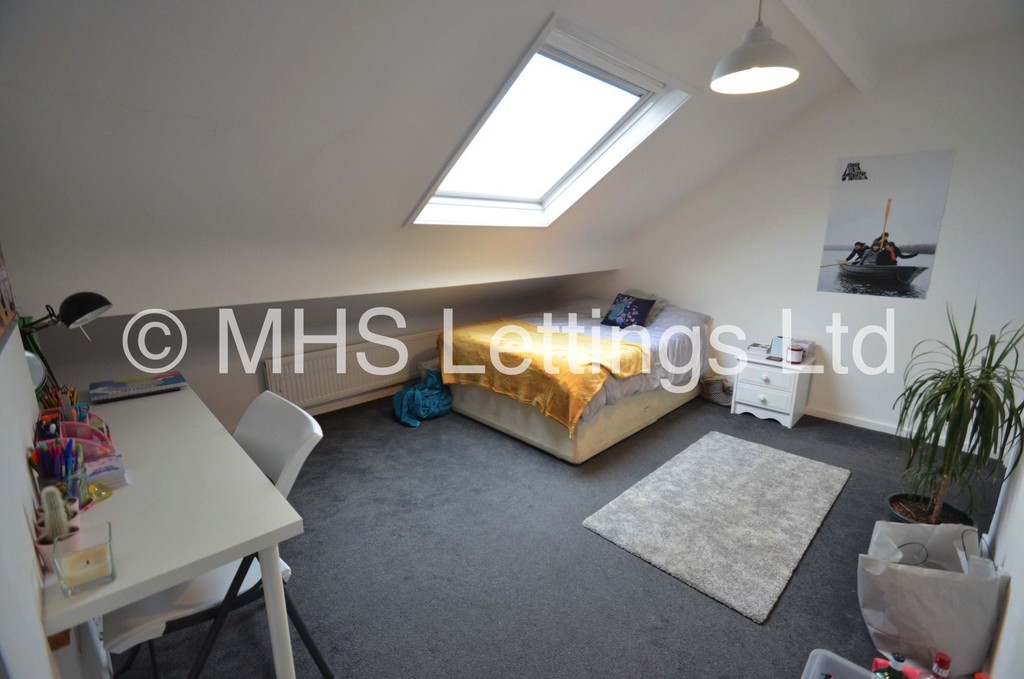 Photo of 4 Bedroom Mid Terraced House in 3 Newport Gardens, Leeds, LS6 3DA