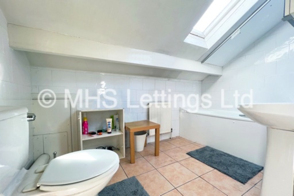 Photo of 1 Bedroom Flat in Flat 6, 175 Hyde Park Road, Leeds, LS6 1AH