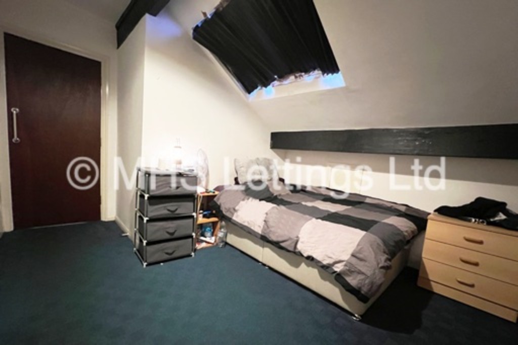 Photo of 1 Bedroom Flat in Flat 6, 175 Hyde Park Road, Leeds, LS6 1AH