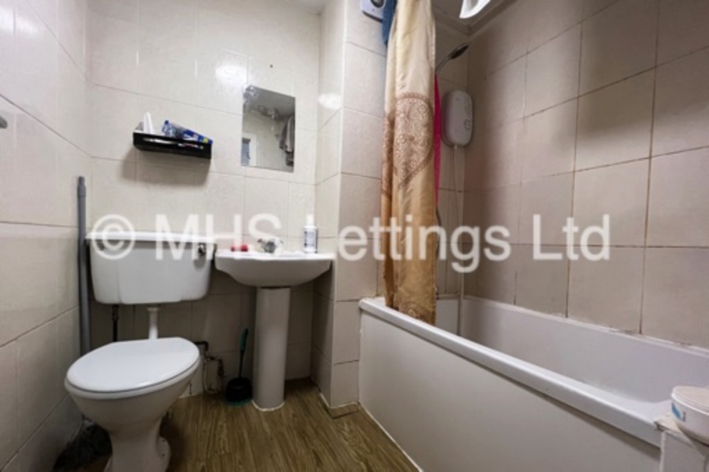 Photo of 2 Bedroom Flat in Flat 7, 175 Hyde Park Road, Leeds, LS6 1AH