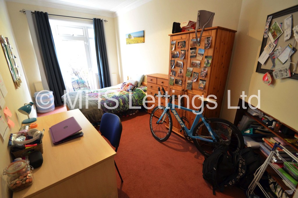 Photo of 5 Bedroom Semi-Detached House in 3 Church Wood Avenue, Leeds, LS16 5LF