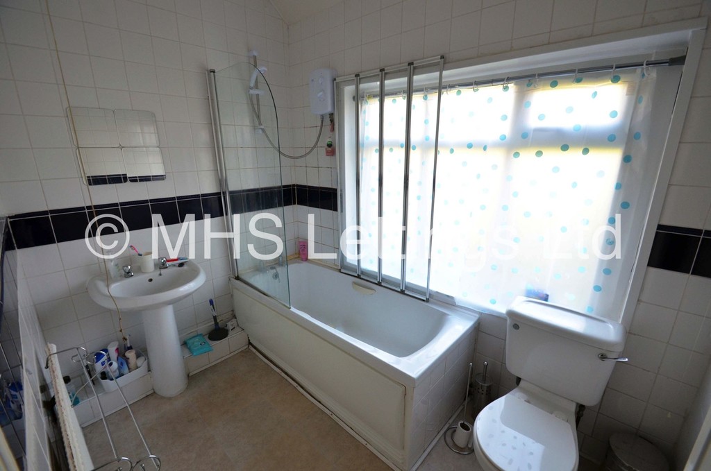 Photo of 5 Bedroom Semi-Detached House in 3 Church Wood Avenue, Leeds, LS16 5LF