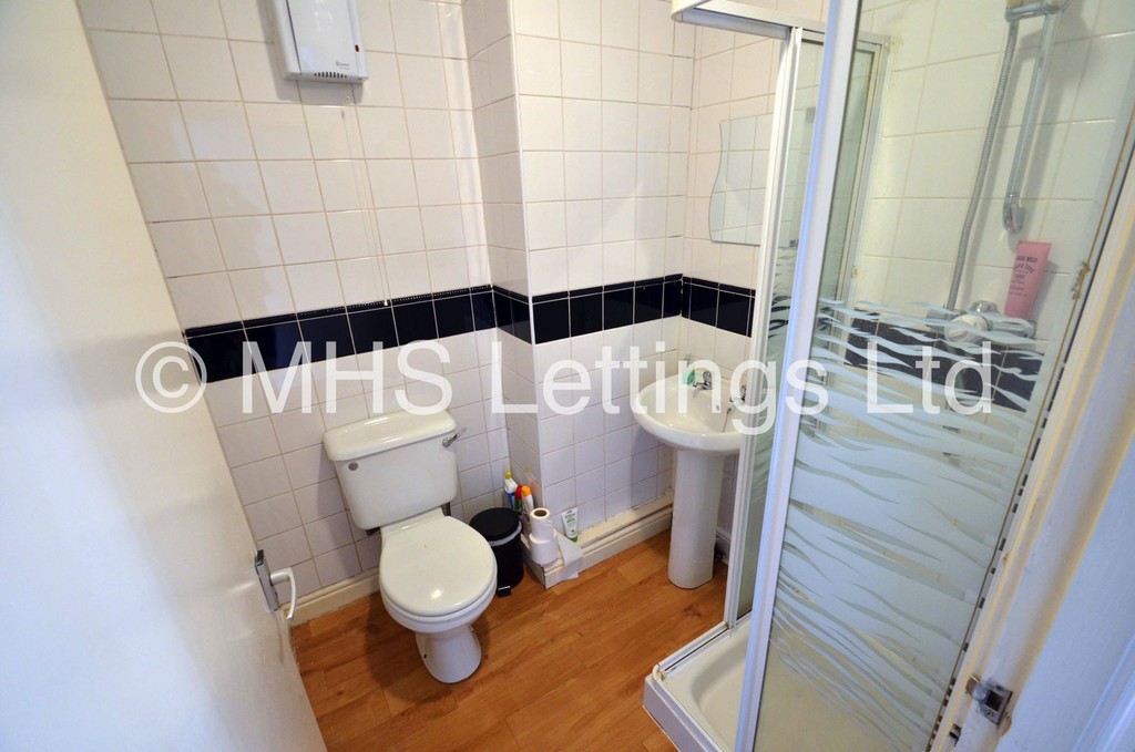 Photo of 5 Bedroom Semi-Detached House in 3 Church Wood Avenue, Leeds, LS16 5LF
