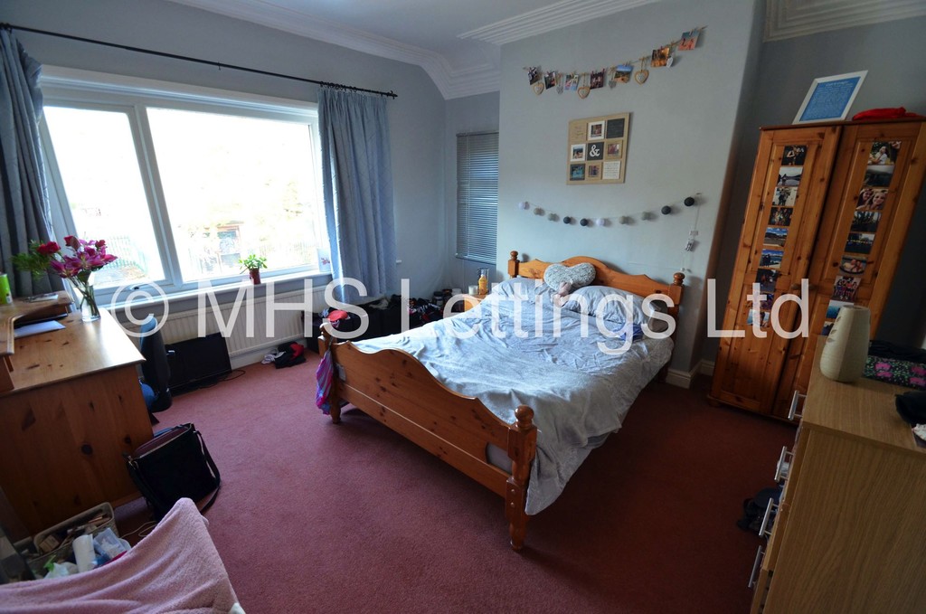 Photo of 5 Bedroom Semi-Detached House in 3 Church Wood Avenue, Leeds, LS16 5LF