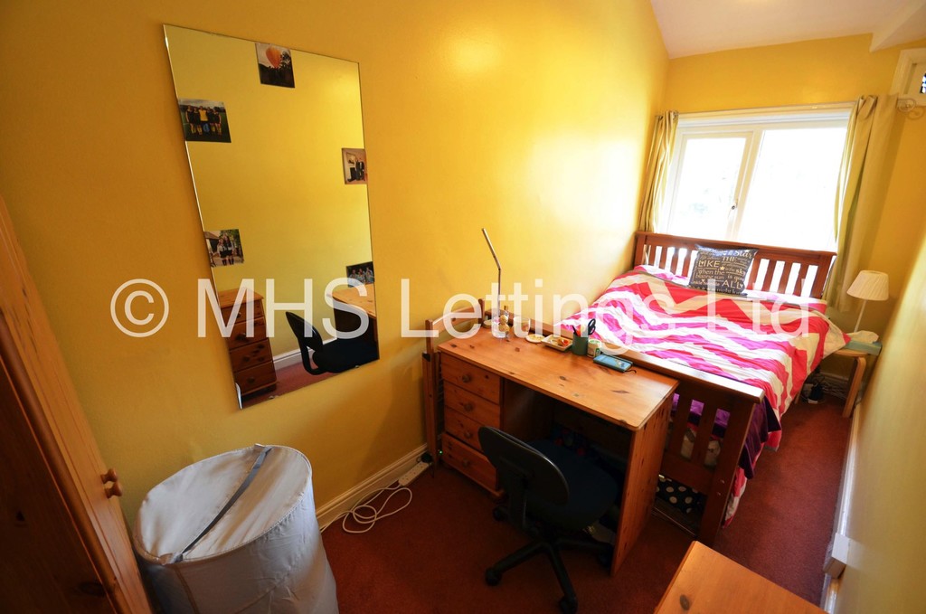 Photo of 5 Bedroom Semi-Detached House in 3 Church Wood Avenue, Leeds, LS16 5LF