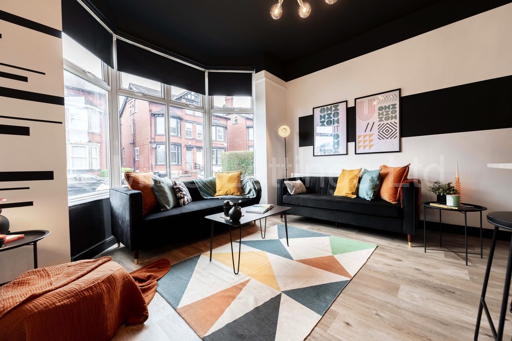 Photo of 6 Bedroom Semi-Detached House in 8 Headingley Avenue, Leeds, LS6 3EP