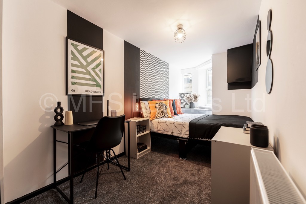 Photo of 6 Bedroom Semi-Detached House in 8 Headingley Avenue, Leeds, LS6 3EP