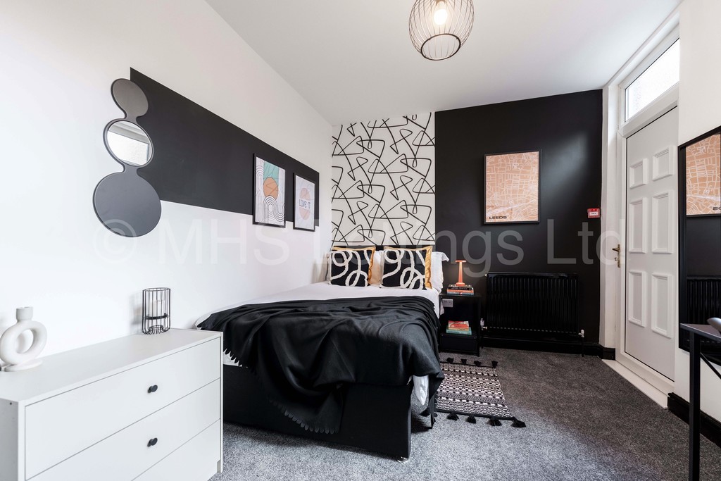 Photo of 6 Bedroom Semi-Detached House in 8 Headingley Avenue, Leeds, LS6 3EP