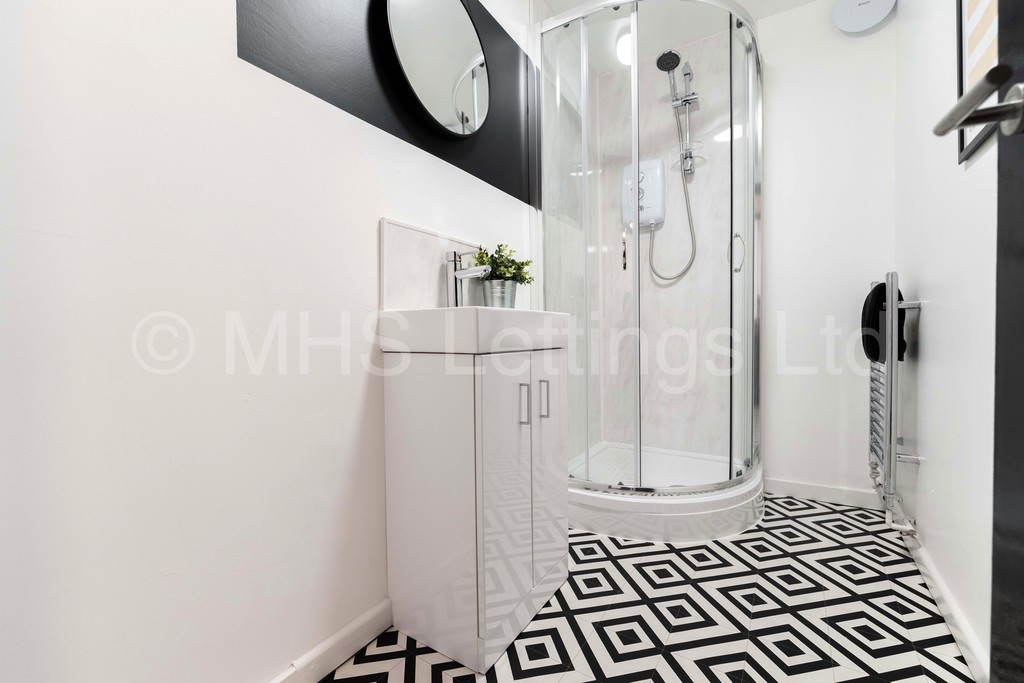 Photo of 6 Bedroom Semi-Detached House in 8 Headingley Avenue, Leeds, LS6 3EP