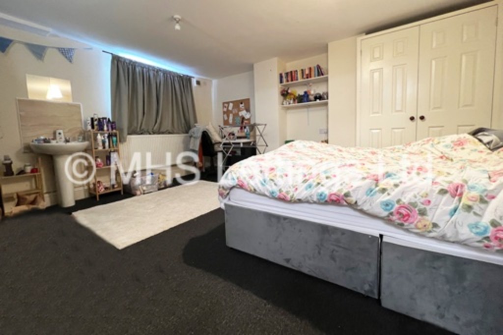 Photo of 8 Bedroom Mid Terraced House in 14 Regent Park Avenue, Leeds, LS6 2AU