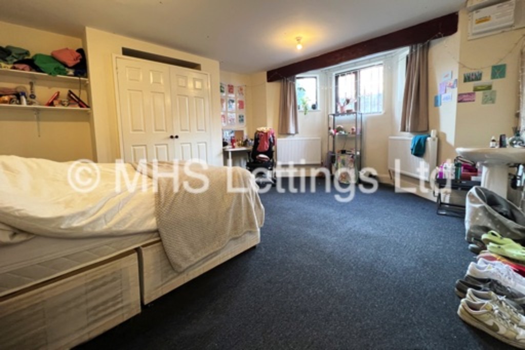Photo of 8 Bedroom Mid Terraced House in 14 Regent Park Avenue, Leeds, LS6 2AU