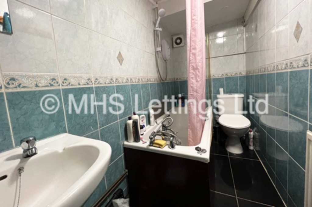Photo of 8 Bedroom Mid Terraced House in 14 Regent Park Avenue, Leeds, LS6 2AU
