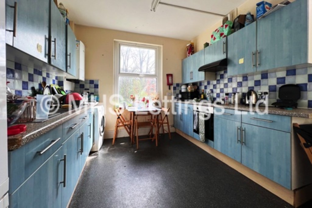 Photo of 8 Bedroom Mid Terraced House in 14 Regent Park Avenue, Leeds, LS6 2AU