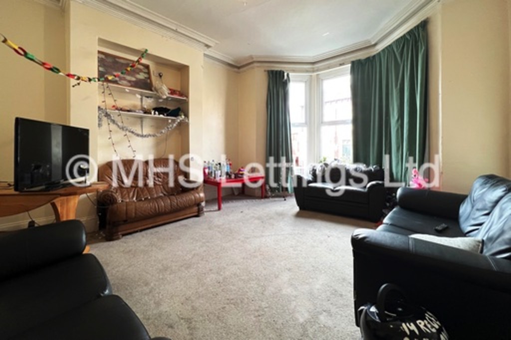 Photo of 8 Bedroom Mid Terraced House in 14 Regent Park Avenue, Leeds, LS6 2AU