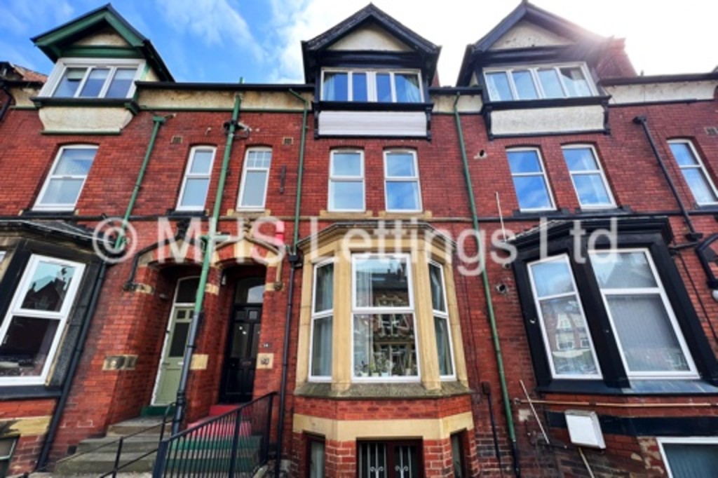 Photo of 8 Bedroom Mid Terraced House in 14 Regent Park Avenue, Leeds, LS6 2AU