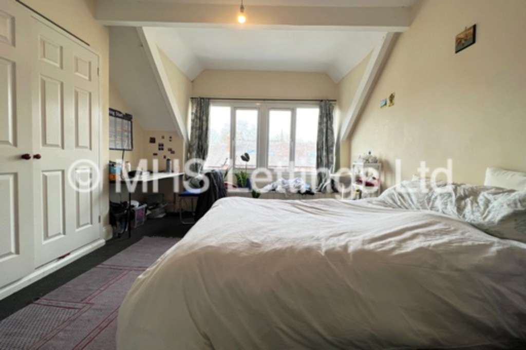 Photo of 8 Bedroom Mid Terraced House in 14 Regent Park Avenue, Leeds, LS6 2AU