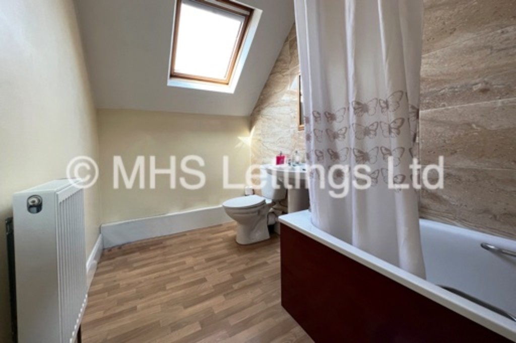 Photo of 8 Bedroom Mid Terraced House in 14 Regent Park Avenue, Leeds, LS6 2AU