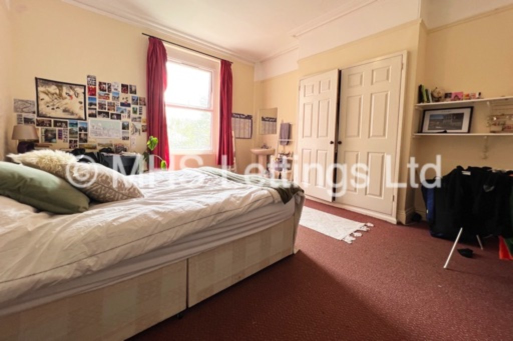 Photo of 8 Bedroom Mid Terraced House in 14 Regent Park Avenue, Leeds, LS6 2AU