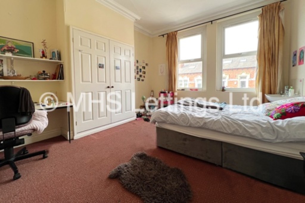 Photo of 8 Bedroom Mid Terraced House in 14 Regent Park Avenue, Leeds, LS6 2AU