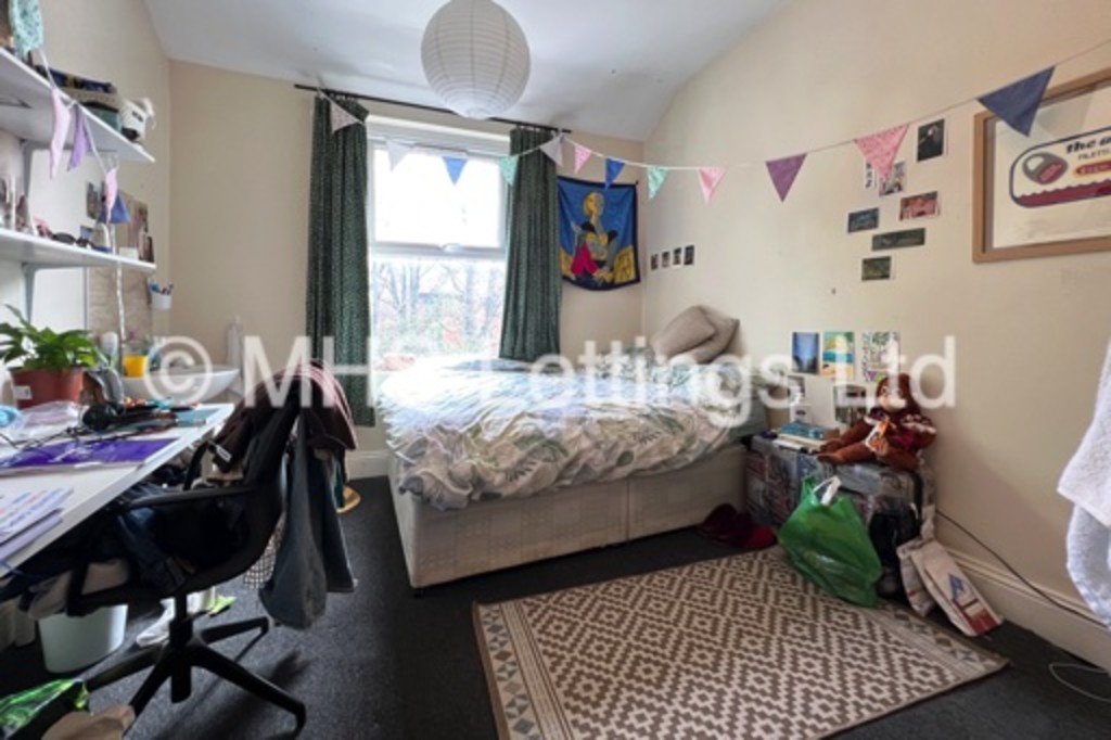 Photo of 8 Bedroom Mid Terraced House in 14 Regent Park Avenue, Leeds, LS6 2AU