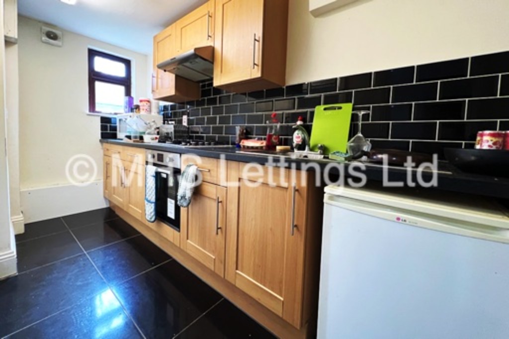 Photo of 8 Bedroom Mid Terraced House in 14 Regent Park Avenue, Leeds, LS6 2AU