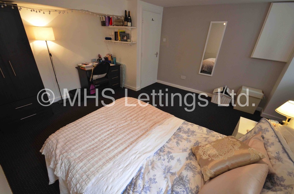 Photo of 4 Bedroom End Terraced House in 5a Chestnut Avenue, Leeds, LS6 1AZ