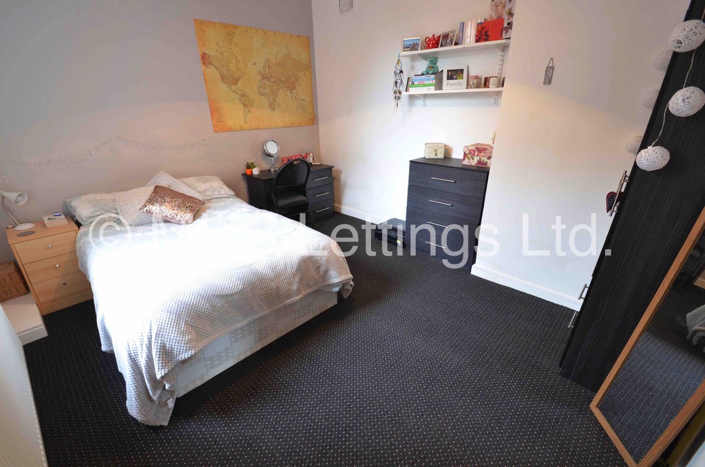 Photo of 4 Bedroom End Terraced House in 5a Chestnut Avenue, Leeds, LS6 1AZ