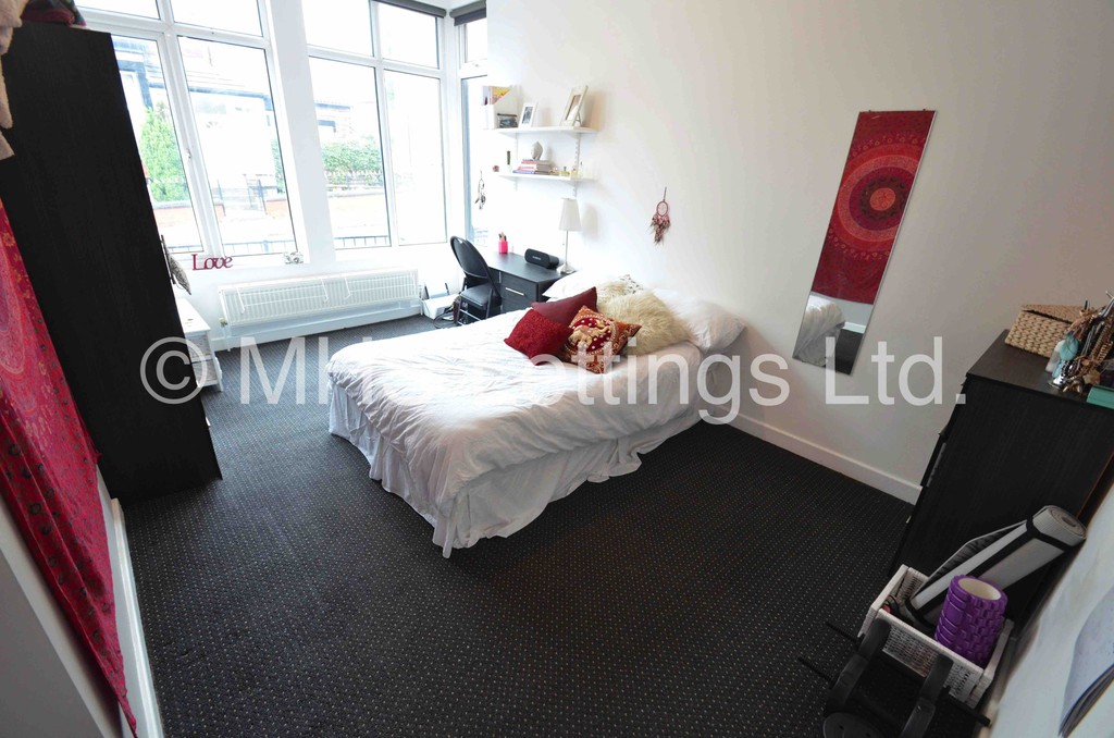 Photo of 4 Bedroom End Terraced House in 5a Chestnut Avenue, Leeds, LS6 1AZ