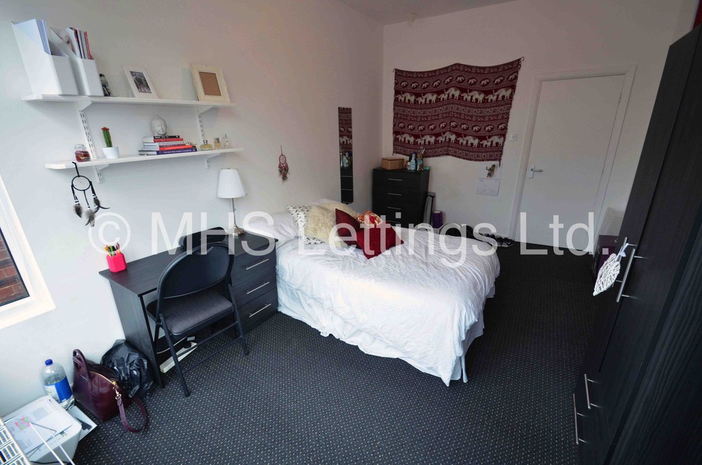 Photo of 4 Bedroom End Terraced House in 5a Chestnut Avenue, Leeds, LS6 1AZ