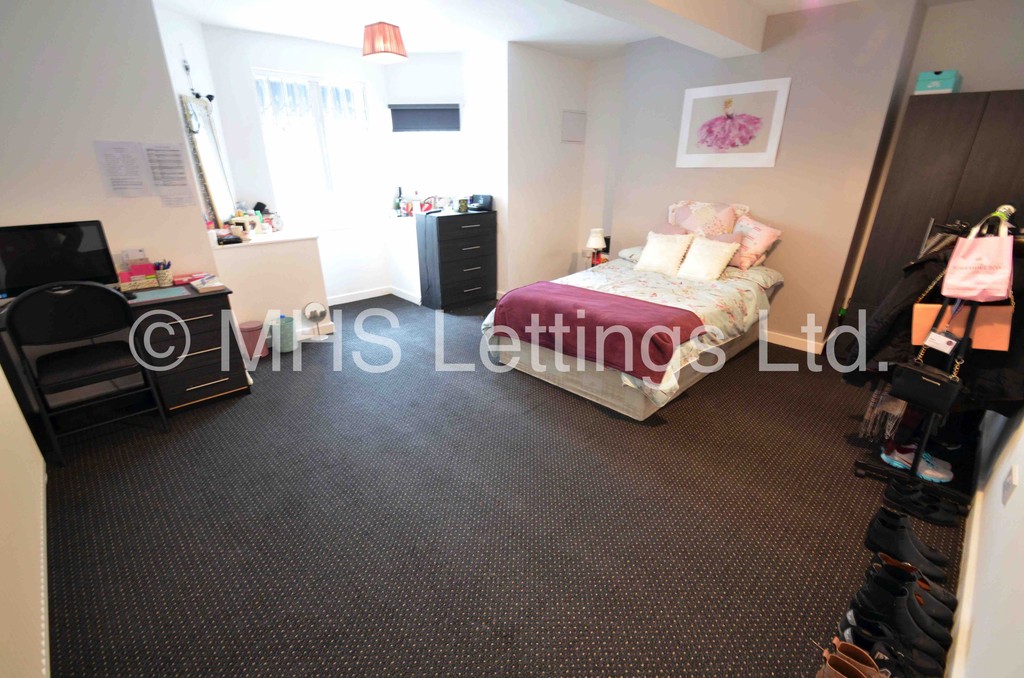 Photo of 4 Bedroom End Terraced House in 5a Chestnut Avenue, Leeds, LS6 1AZ