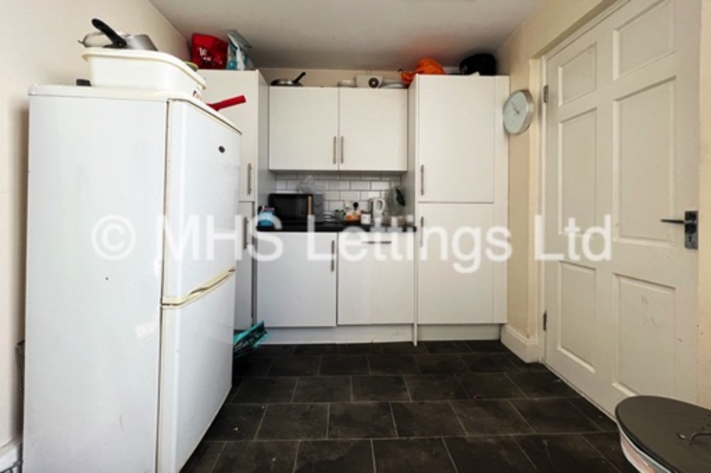 Photo of 6 Bedroom Semi-Detached House in 175 Otley Road, Leeds, LS6 3QG