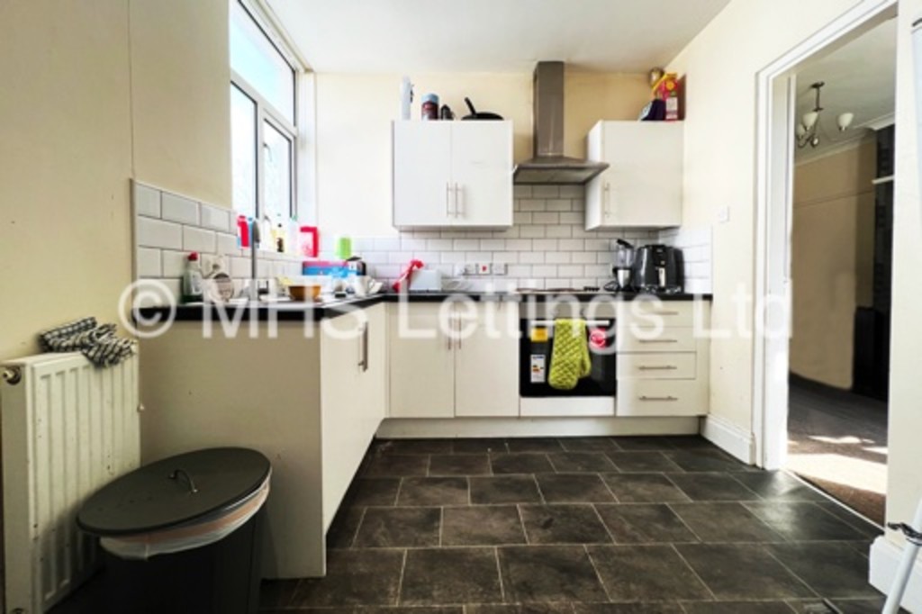 Photo of 6 Bedroom Semi-Detached House in 175 Otley Road, Leeds, LS6 3QG