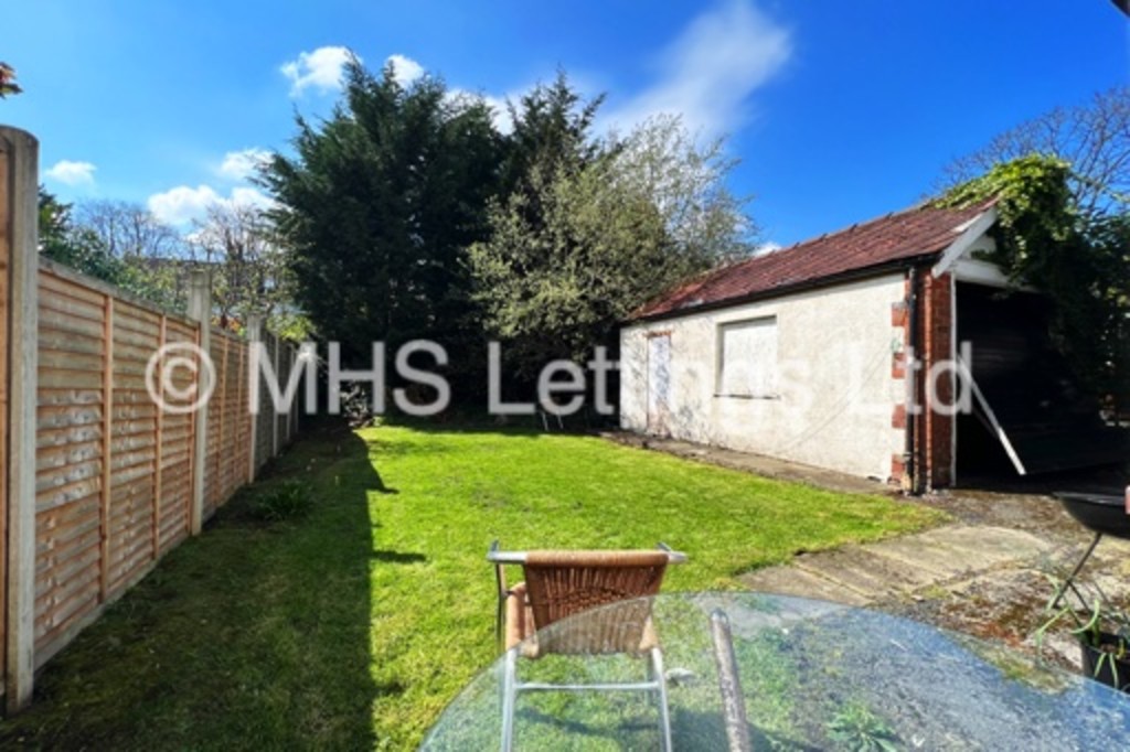 Photo of 6 Bedroom Semi-Detached House in 175 Otley Road, Leeds, LS6 3QG