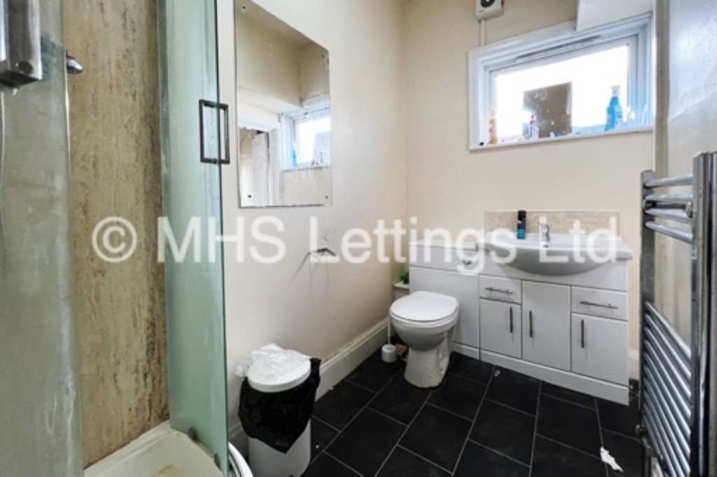 Photo of 6 Bedroom Semi-Detached House in 175 Otley Road, Leeds, LS6 3QG