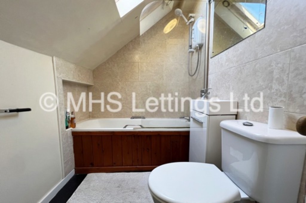 Photo of 6 Bedroom Semi-Detached House in 175 Otley Road, Leeds, LS6 3QG