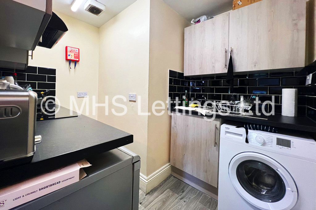 Photo of 1 Bedroom Flat in Flat 8, 6 Moorland Road, Leeds, LS6 1AL