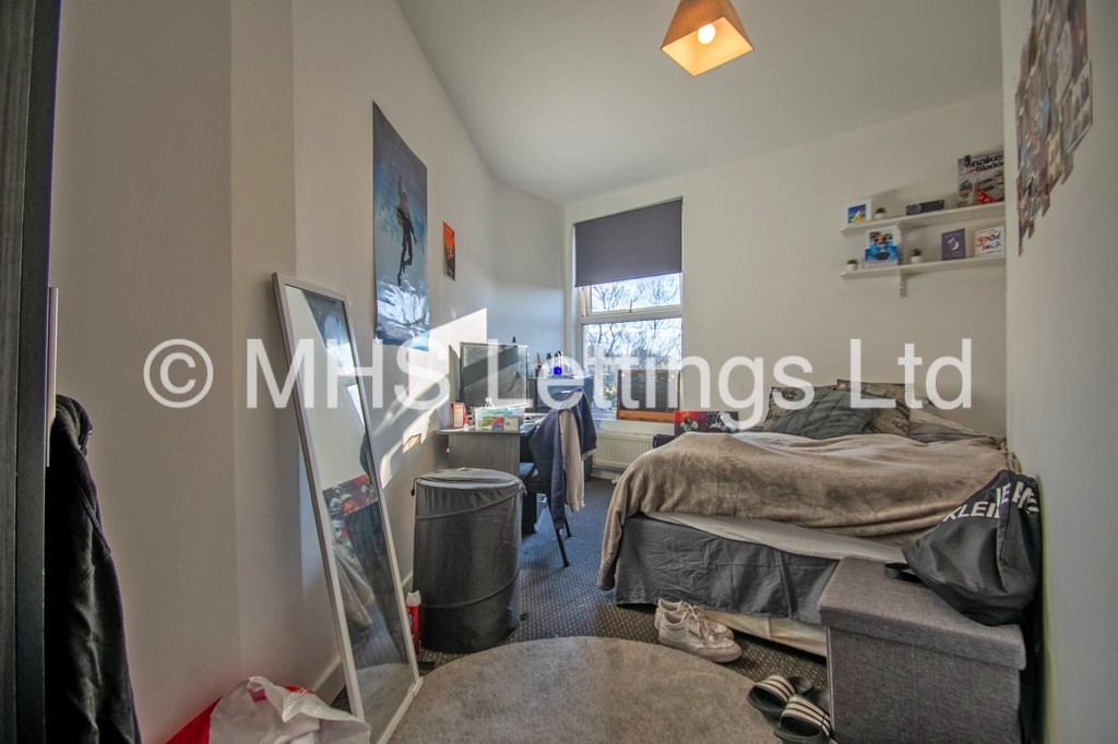 Photo of 4 Bedroom End Terraced House in 5b Chestnut Avenue, Leeds, LS6 1AZ