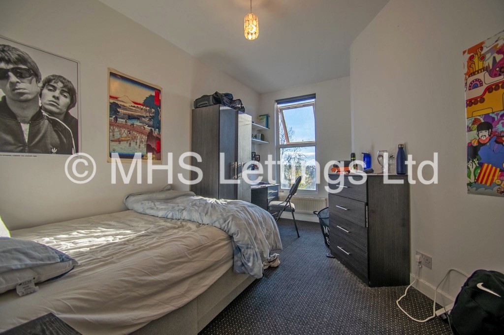 Photo of 4 Bedroom End Terraced House in 5b Chestnut Avenue, Leeds, LS6 1AZ