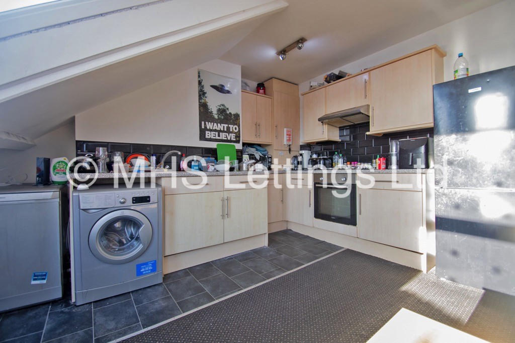 Photo of 4 Bedroom End Terraced House in 5b Chestnut Avenue, Leeds, LS6 1AZ