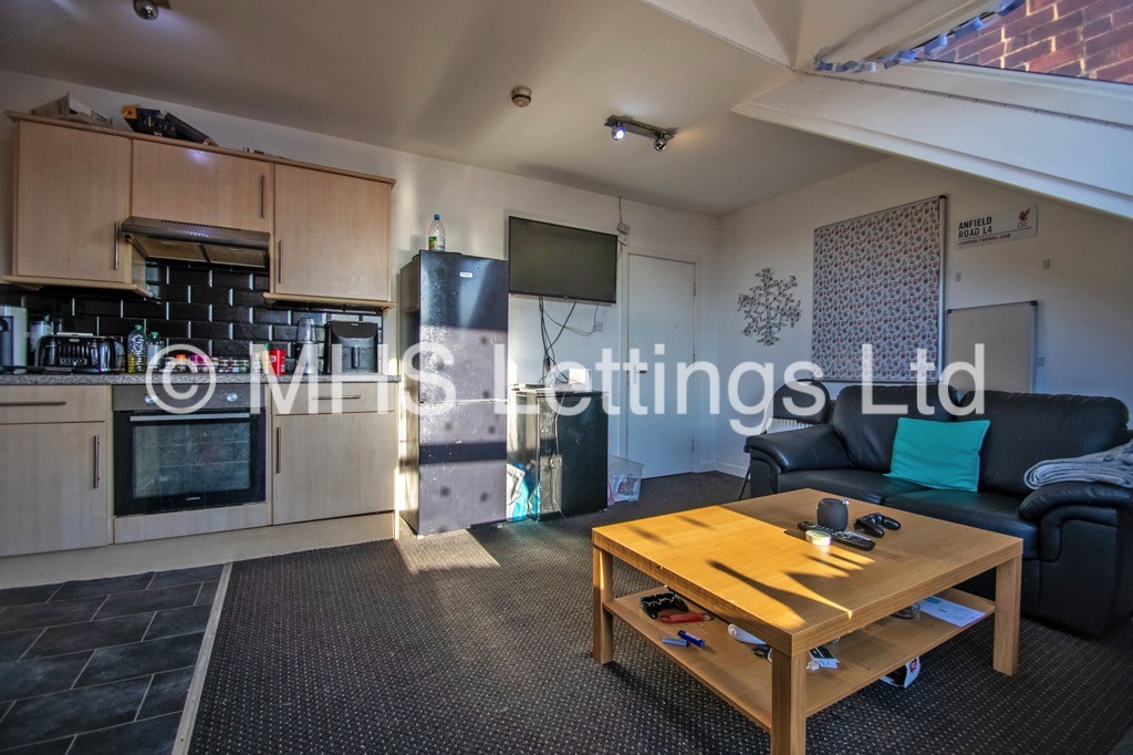 Photo of 4 Bedroom End Terraced House in 5b Chestnut Avenue, Leeds, LS6 1AZ