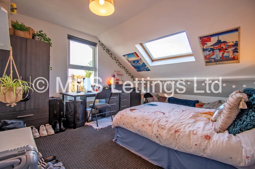 Photo of 4 Bedroom End Terraced House in 5b Chestnut Avenue, Leeds, LS6 1AZ