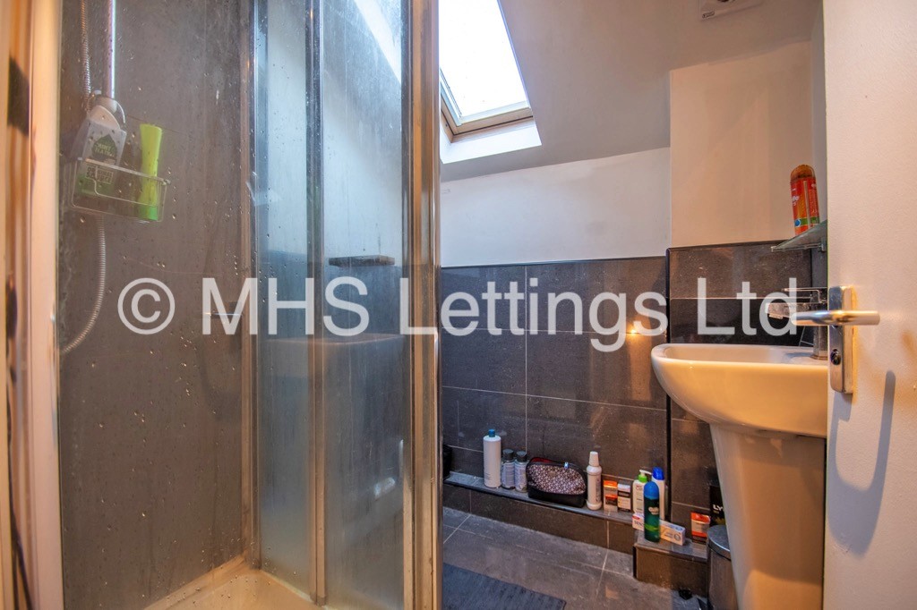 Photo of 4 Bedroom End Terraced House in 5b Chestnut Avenue, Leeds, LS6 1AZ