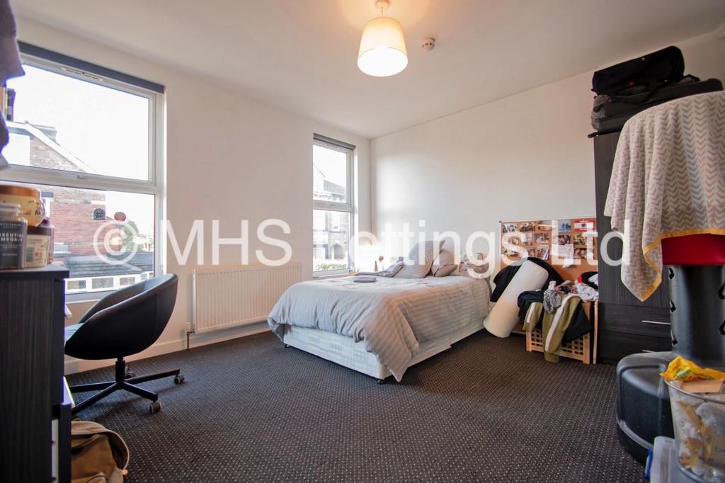 Photo of 4 Bedroom End Terraced House in 5b Chestnut Avenue, Leeds, LS6 1AZ