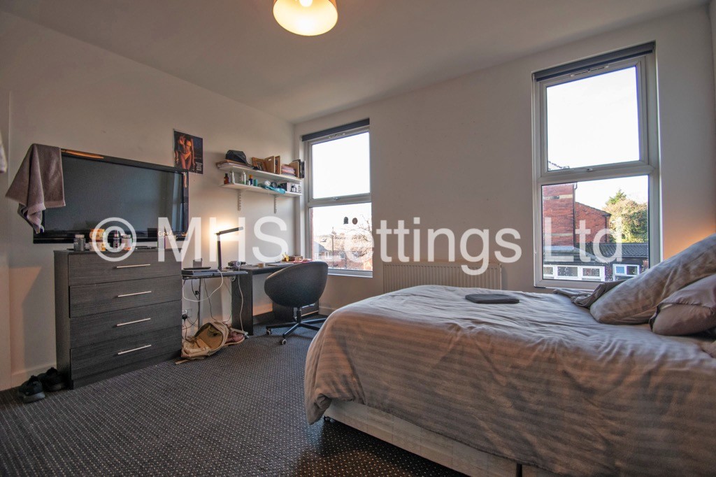 Photo of 4 Bedroom End Terraced House in 5b Chestnut Avenue, Leeds, LS6 1AZ