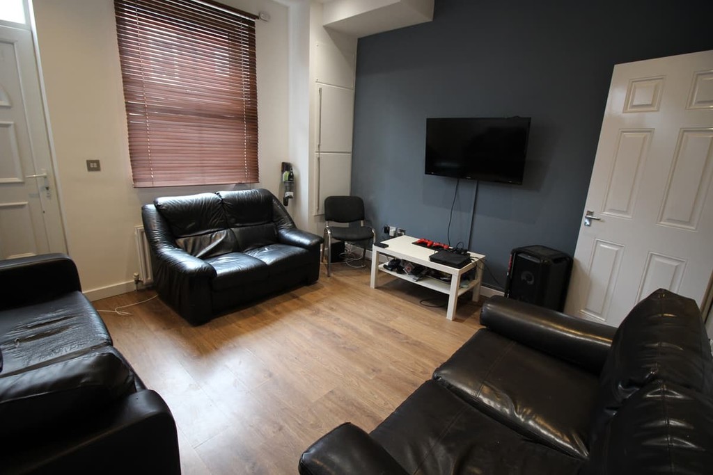 Photo of 5 Bedroom Mid Terraced House in 15 Welton Mount, Leeds, LS6 1ET