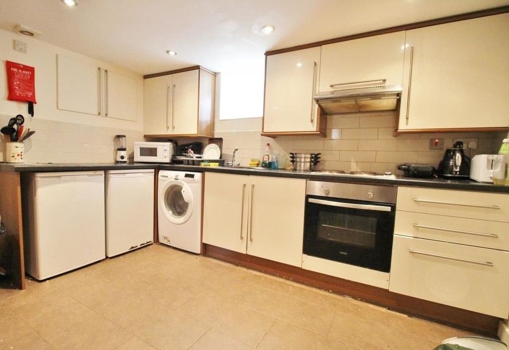 Photo of 5 Bedroom Mid Terraced House in 15 Welton Mount, Leeds, LS6 1ET