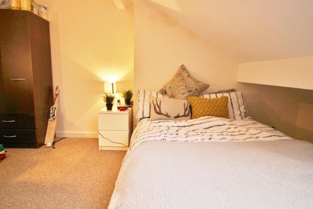 Photo of 5 Bedroom Mid Terraced House in 15 Welton Mount, Leeds, LS6 1ET