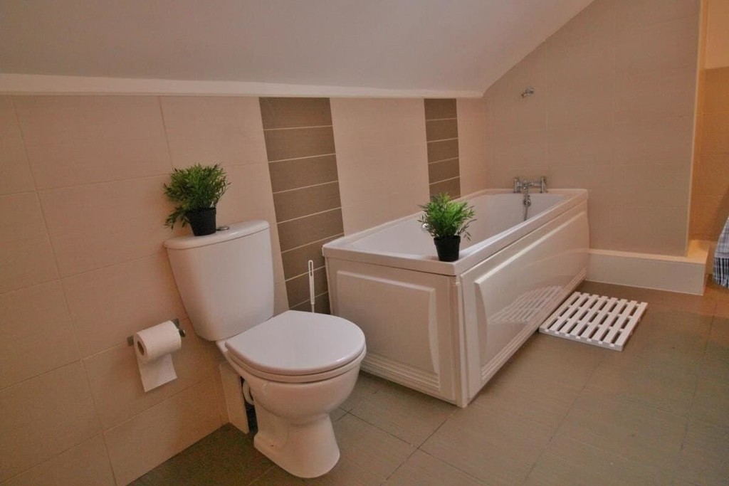 Photo of 5 Bedroom Mid Terraced House in 15 Welton Mount, Leeds, LS6 1ET