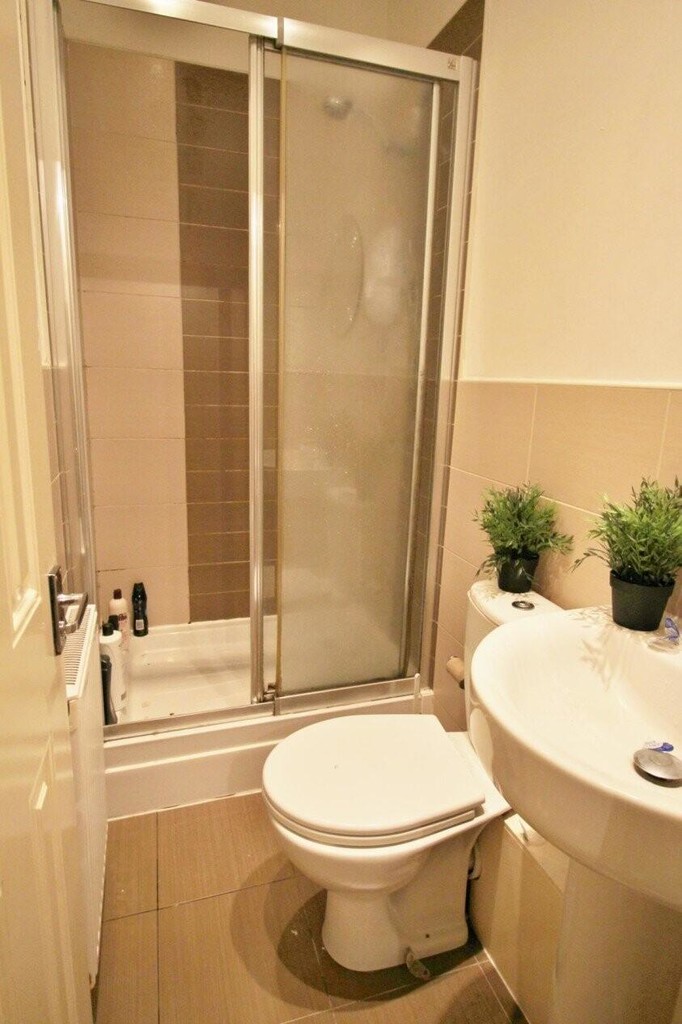 Photo of 5 Bedroom Mid Terraced House in 15 Welton Mount, Leeds, LS6 1ET